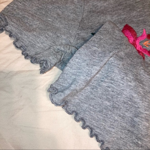 Hollister 🌑Grey Embroidered Flower Tee S - Picture 6 of 6